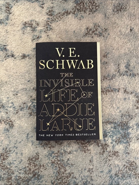 Other - V.E. Schwab "The Invisible Life of Addie LaRue" - Black & Gold Edition
